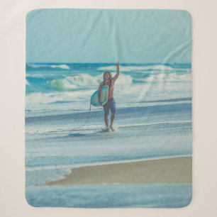 Manta Sherpa Hombre llevando tabla de surf en la playa