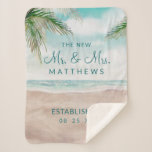 Manta Sherpa La playa de la brisa de la isla el nuevo Sr. y la<br><div class="desc">La brisa de la isla pintó la escena de la playa, con olas oceánicas, arena y palmeras, con un hermoso cielo azul verde azulado. Con Fuentes Modernas De Escritura De Tipografía. Una playa tropical de verano, o diseño de boda de destino - personalizado El nuevo Sr. Y nombre de la...</div>