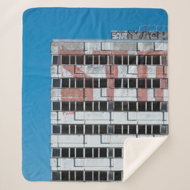 MANTA SHERPA LUZ POSTAL GRIS Y NEGRO (Anverso)