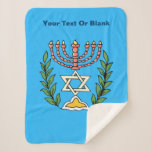 Manta Sherpa Magen persa David Menorah<br><div class="desc">Esta imagen fue adaptada de una antigua teja judía persa y cuenta con una menorah con un Magen David (Estrella de David) enmarcado por ramas de olivo. Se han conservado las imperfecciones de la imagen original pintada a mano.Añada su propio texto.</div>