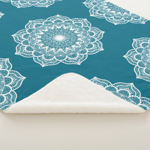 Manta Sherpa Mandalá blanco sobre fondo azul