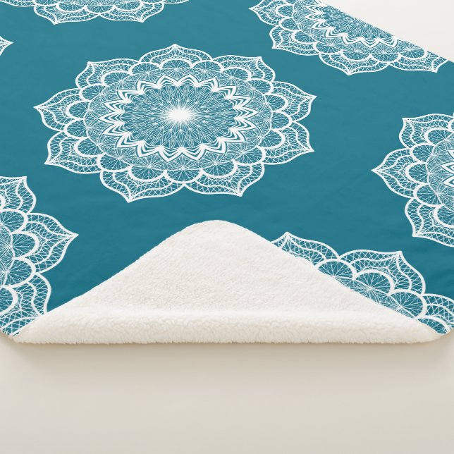 Manta Sherpa Mandalá blanco sobre fondo azul (3/4)