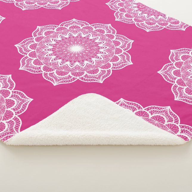 Manta Sherpa Mandalá blanco sobre fondo rosa (3/4)