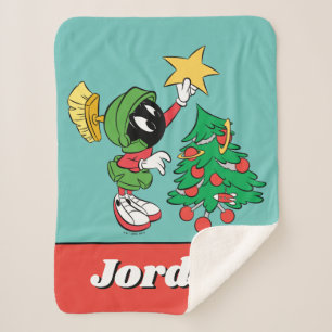 Manta Sherpa MARVIN THE MARTIAN™ poniendo estrella en el árb