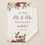 Manta Sherpa Mistletoe Manor El Nuevo Sr. y la Sra. Newlyweds<br><div class="desc">Rosas Mistletoe Manor Watercolor Lush Diseñan con Florales Pintadas a Mano, Hojas de Berry Holly, Foliage de Pine Sprig y Brocas de Pintura de Color de Agua. Marsala colorida, rojo Merlot de vino, borgoña, crema de marfil y verde. Con Tipografía De Moda Rápida Típografía De Pincel Fonts y Elegante Borde...</div>