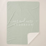 Manta Sherpa Moda Nueva boda Sr. Pastel Green Monograma<br><div class="desc">Moda, manta de sherpa verde pastel monogramada moderna con el texto Mr. y Mrs. en blanco y elegante guión. Simplemente agrega tu nombre de casado. El color verde pastel se utiliza para este diseño de diseño. Un regalo de lujo perfecto para la pareja recién casada. Si necesita ayuda o productos...</div>