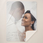 Manta Sherpa Moda Recién casado Sr Sra Boda Foto Sherpa Blanket<br><div class="desc">Moda, foto moderna monogramada boda sherpa manta con el texto Mr. y Mrs. en caligrafía blanca y elegante y su fecha boda en tipografía moderna. Simplemente agrega tu nombre de matrimonio, fecha de boda y foto de boda. Perfecto regalo de lujo para la pareja recién casada. Diseñado exclusivamente para usted...</div>