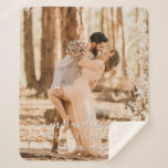Manta Sherpa Moda Recién casado Sr Sra Boda Foto Sherpa Blanket<br><div class="desc">Moda, foto moderna monogramada boda sherpa manta con el texto Mr. y Mrs. en caligrafía blanca y elegante y su fecha boda en tipografía moderna. Simplemente agrega tu nombre de matrimonio, fecha de boda y foto de boda. Perfecto regalo de lujo para la pareja recién casada. Diseñado exclusivamente para usted...</div>