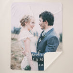 Manta Sherpa Moda Recién casado Sr Sra Boda Foto Sherpa Blanket<br><div class="desc">Moda, foto moderna monogramada boda sherpa manta con el texto Mr. y Mrs. en caligrafía blanca y elegante y su fecha boda en tipografía moderna. Simplemente agrega tu nombre de matrimonio, fecha de boda y foto de boda. Perfecto regalo de lujo para la pareja recién casada. Diseñado exclusivamente para usted...</div>