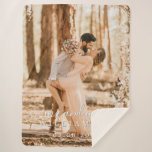 Manta Sherpa Moda Recién casado Sr. Sra. Boda Photo<br><div class="desc">Moda, foto moderna monogramada boda sherpa manta con el texto Mr. y Mrs. en caligrafía blanca y elegante y su fecha boda en tipografía moderna. Simplemente agrega tu nombre de matrimonio, fecha de boda y foto de boda. Perfecto regalo de lujo para la pareja recién casada. Diseñado exclusivamente para usted...</div>