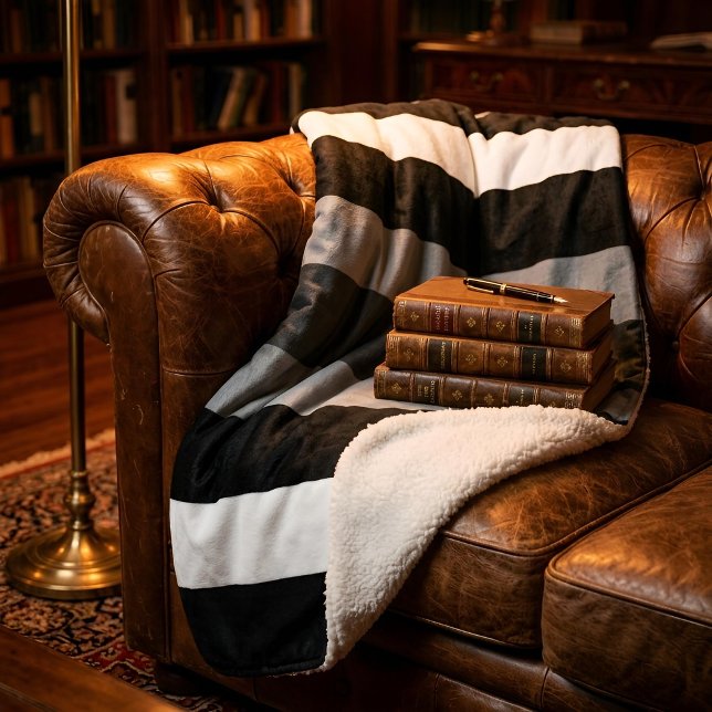 Manta Sherpa Moderna Linear | Carbon & Obsidian (Lifestyle Shot)