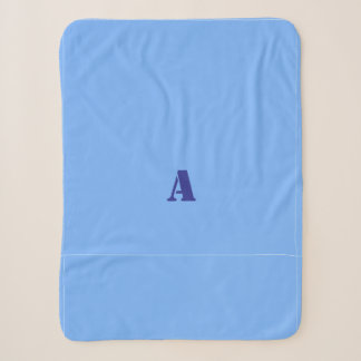 Manta Sherpa Monograma con una cubierta azul claro