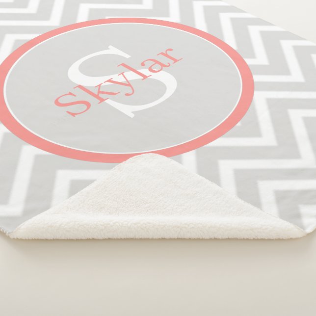 Manta Sherpa Monograma de Coral Chevron (3/4)