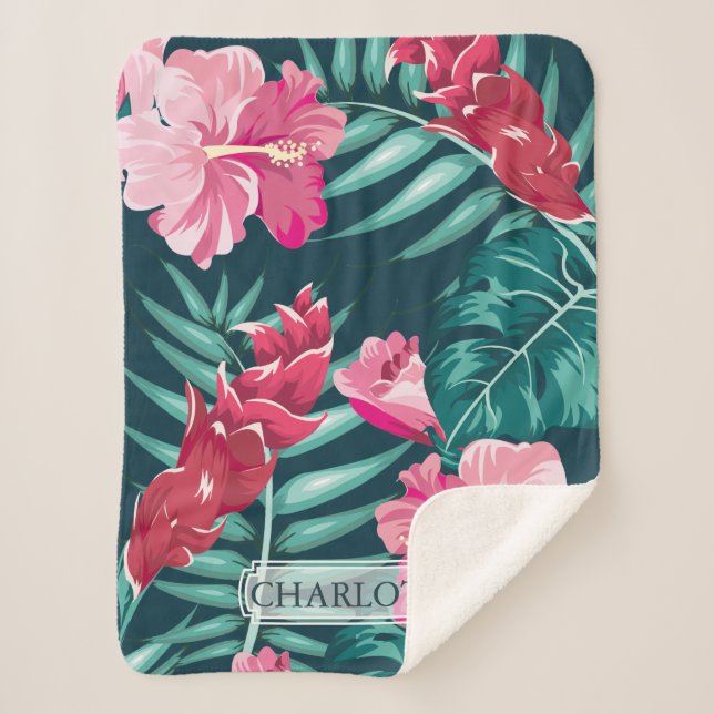 Manta Sherpa Monograma de flores exóticas rosadas (Anverso)