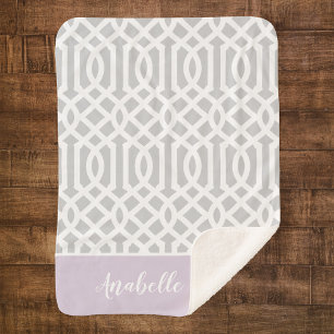 Manta Sherpa Monograma de Lilac y Gray Trellis   Colores editab