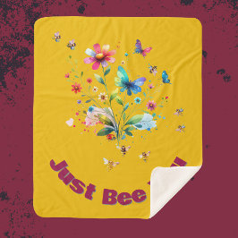 Manta Sherpa Monograma simple de acuarela floral sobre mostaza