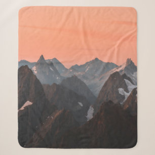 MANTA SHERPA MONTAÑAS BLANCAS Y MARRÓN BAJO EL CIELO NARANJA