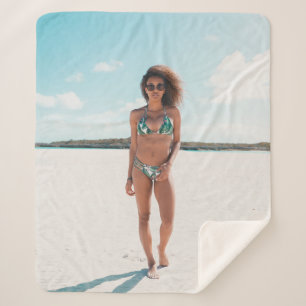 Manta Sherpa Mujer con bikini de pie sobre la arena