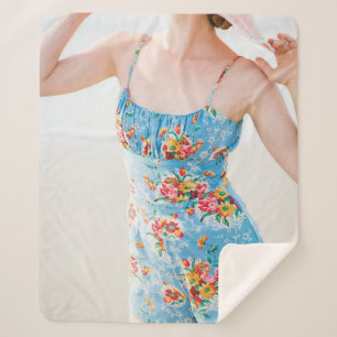 Manta Sherpa Mujer con enterizos de flores azules y gorra marró