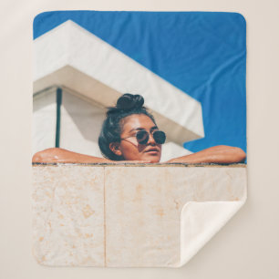 Manta Sherpa Mujer con gafas de sol negras