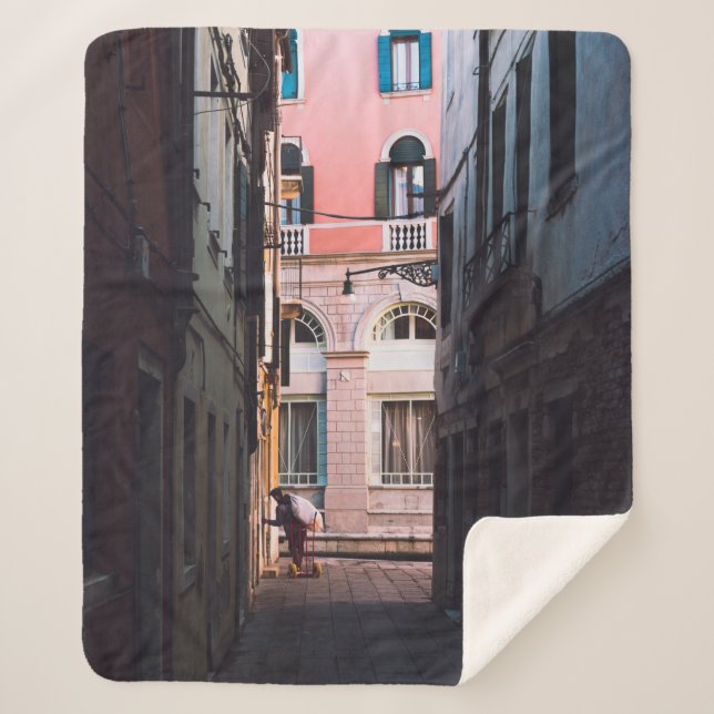 MANTA SHERPA MUJER EN CAMISA BLANCA Y PANTALLAS NEGRAS CAMINAND (Anverso)