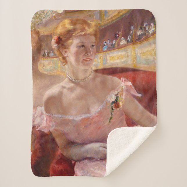 Manta Sherpa Mujer norteamericana con collar de perla y vestido (Anverso)