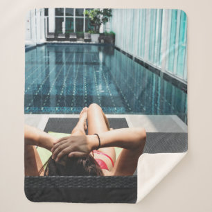 Manta Sherpa Mujer sentada en el salón de chaise marrón