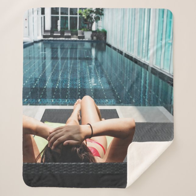 Manta Sherpa Mujer sentada en el salón de chaise marrón (Anverso)