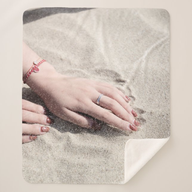 Manta Sherpa Mujer tendida sobre arena blanca (Anverso)