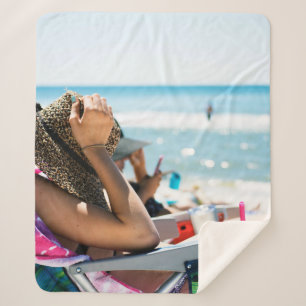 Manta Sherpa Mujer tirada en una tumbona cubriendo su cara con 