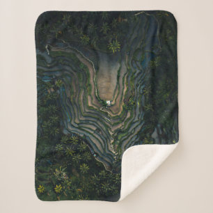 Manta Sherpa musgo verde sobre roca negra