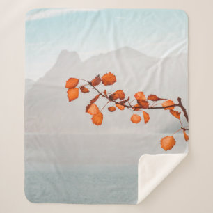 MANTA SHERPA NARANJA LEAF CERCA DEL CUERPO DE AGUA Y MONTAÑAS