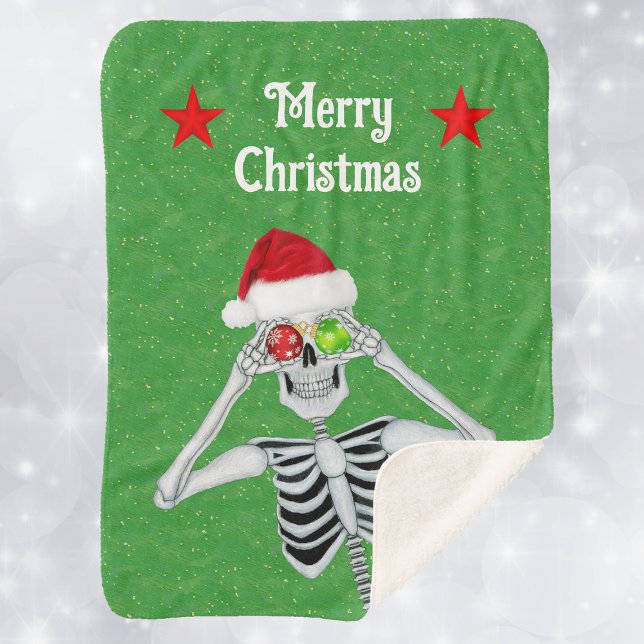 Manta Sherpa Navidades divertidos Skeleton Ornament Eyeballs Es (Funny skeleton ornament eye balls Santa hat red stars on Merry Christmas green sherpa blanket.)