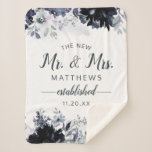Manta Sherpa Nocturnal Floral Thew nuevo Sr. y la Sra. Newlyw<br><div class="desc">Acuarela floral Nocturna Diseño de Flores Exuberantes con Estrellas Pintadas A Mano, Vinas, Hojas, Foliage, Pintado de Agua Pintando Cepillos. Azul marino colorido, azul turbio, gris oscuro casi negro y toques de color rosa malva. Con los elementos de la línea dibujada a mano, las fuentes de guiones de pincel con...</div>