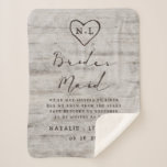 Manta Sherpa Novias novias en carrera rindiendo cita de la dama<br><div class="desc">Madera de Birch Rústica tallada con diseño de corteza de árbol de bircho blanco y gris envejecido, y una patina angustiada con aspecto capeado. Este nuevo diseño de madera muestra las iniciales de la pareja talladas en la forma del corazón dentro del árbol. Además, los tipos de letra de moda...</div>