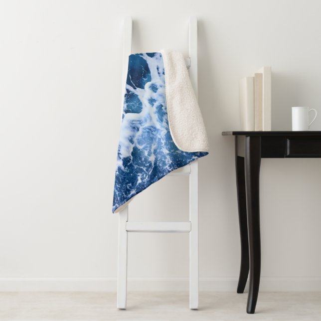 Manta Sherpa Olas Azules Junto Al Océano (In situ)