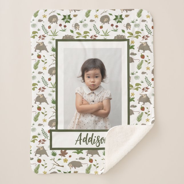 Manta Sherpa Opossules en un campo de Berry en foto y nombre bl (Anverso)