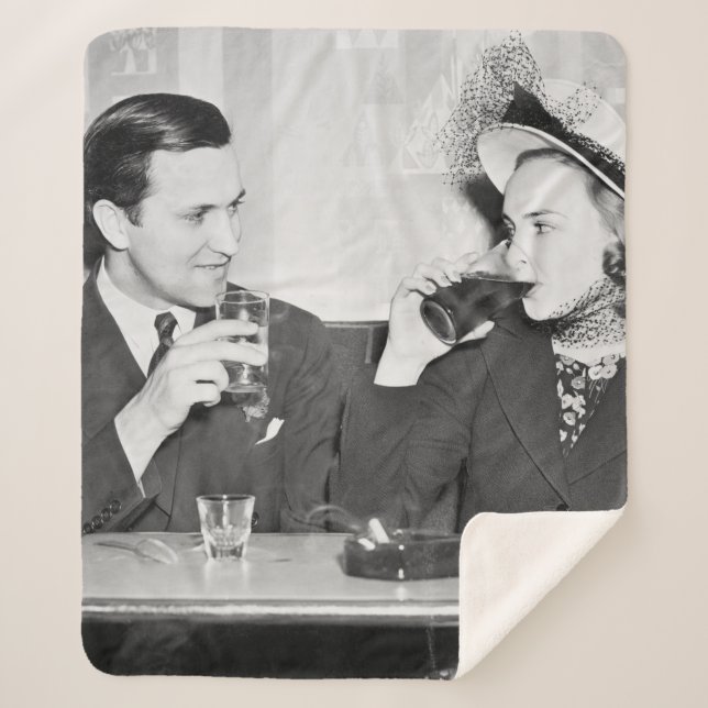 Manta Sherpa Pareja sentada en un restaurante coqueteando con n (Anverso)