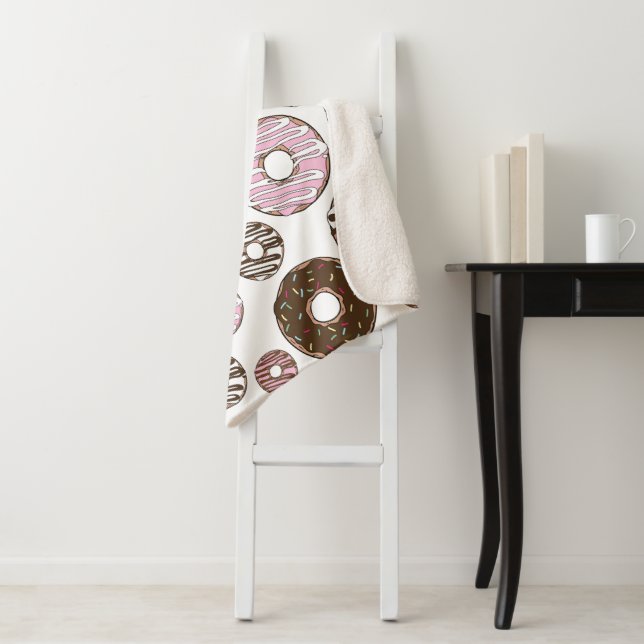 Manta Sherpa Patrón De Donuts, Donuts Rosados, Donuts Marrones (In situ)