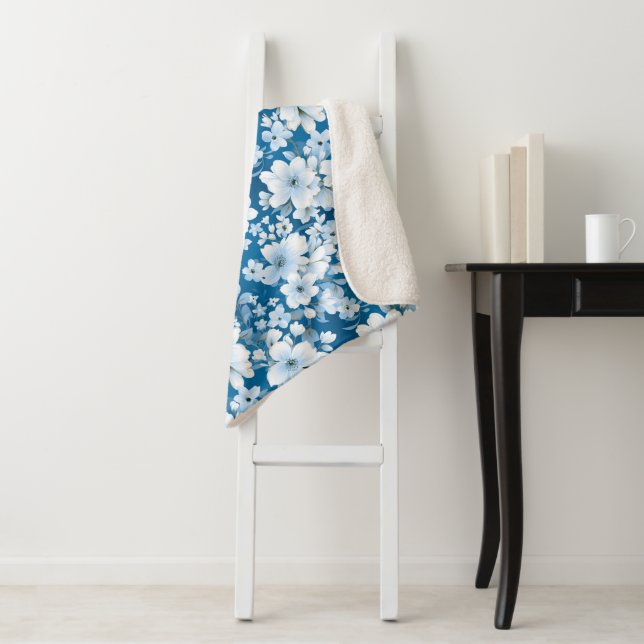 Manta Sherpa patrón de flores blancas, fondo azul, (In situ)