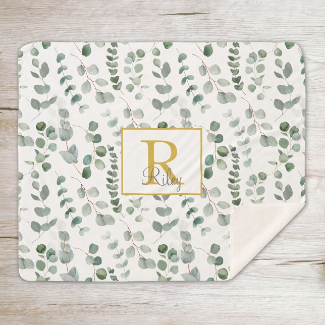 Manta Sherpa Patrón Eucalyptus Monograma (Close up on wood)