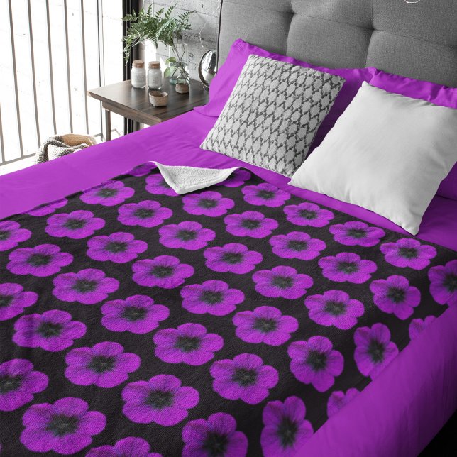 Manta Sherpa Patrón floral morado de geranio en negro (Subido por el creador)