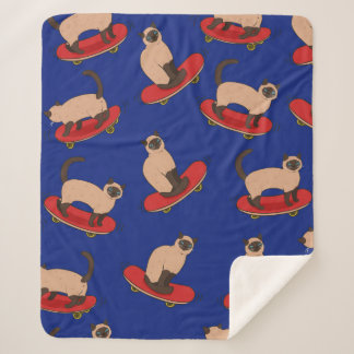 Manta Sherpa Patrón sin foco con gatos siameses en patinetas.