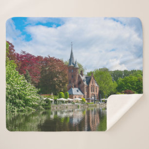 Manta Sherpa Pequeño castillo cerca del lago en Brujas, Bélgica