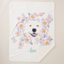 Perro Samoyed y flores rosadas