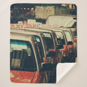 MANTA SHERPA PERSONA DE PIE CERCA DEL TAXI ESTACIONADO DURANTE