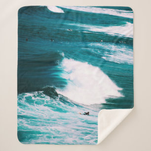 Manta Sherpa Persona en tabla de surf con olas oceánicas