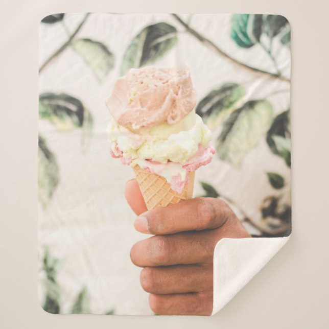 Manta Sherpa Persona sosteniendo un cono de helado con tres sab (Anverso)