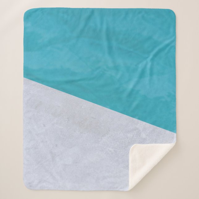 Manta Sherpa Piso gris vacío junto a la piscina (Anverso)