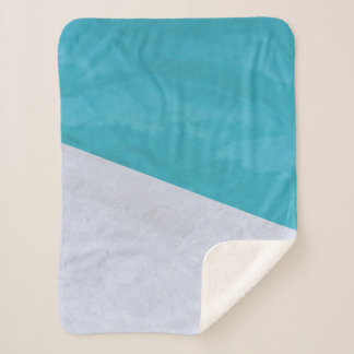Manta Sherpa Piso gris vacío junto a la piscina